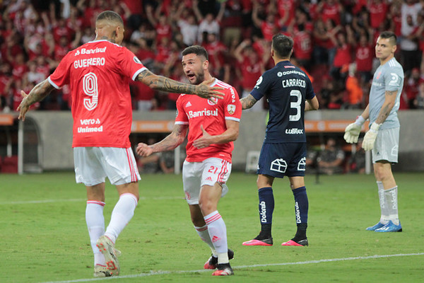 Inter se hace fuerte en Porto Alegre y doblega a la U. de Chile