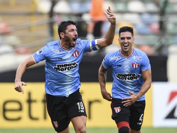 El River uruguayo vence al Grau con goles de Olivera y Neris