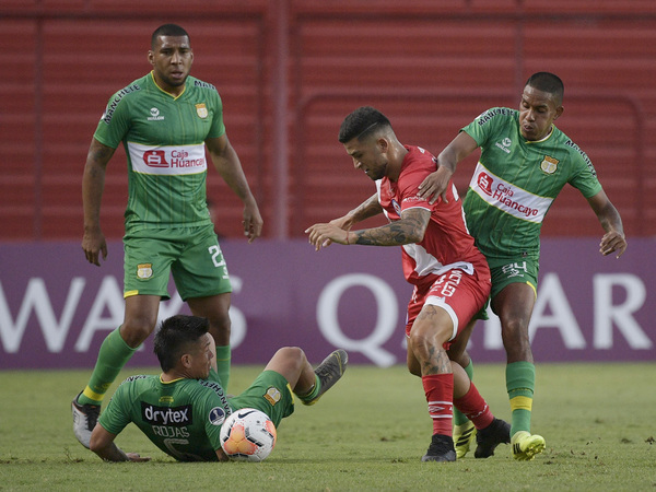 Argentinos Juniors y Sport Huancayo empatan en su estreno