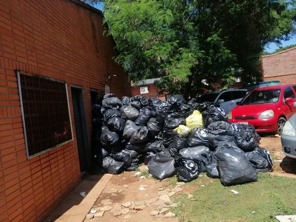 Denuncian acumulación de basura en hospital de Calle’i - Nacionales - ABC Color