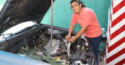 Electricista de autos da cátedra a arrieros