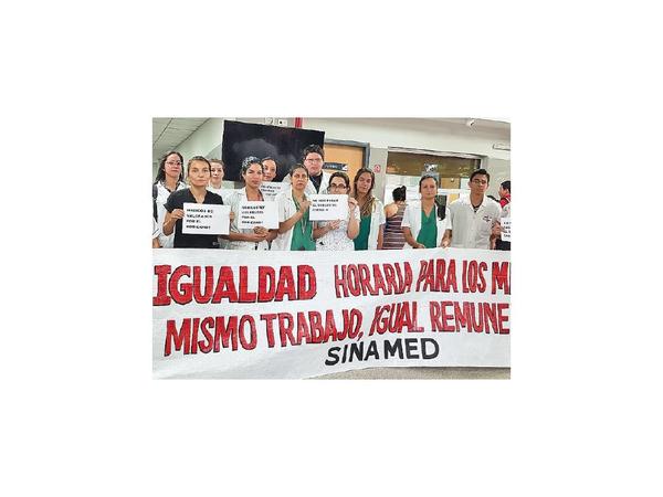 Denuncian que médicos contratados no están cobrando