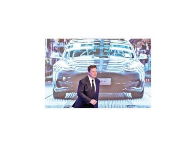 Musk califica a Facebook de “aburrido” y sugiere borrarlo