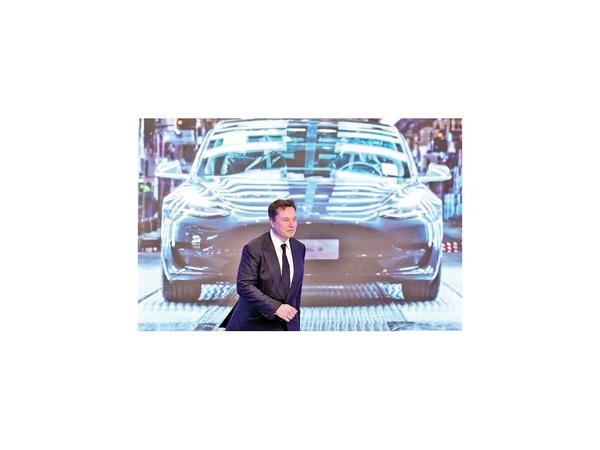 Musk califica a Facebook de “aburrido” y sugiere borrarlo