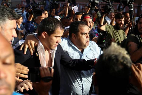 Guaidó pide retomar las protestas en un regreso a Venezuela entre golpes » Ñanduti