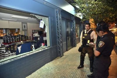 Adictos rompieron puerta de vidrio e intentaron robar tienda del centro - Nacionales - ABC Color