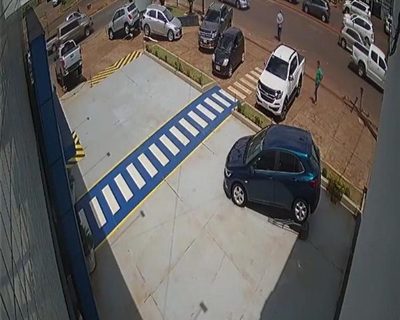Hurtan dinero de camioneta estacionada
