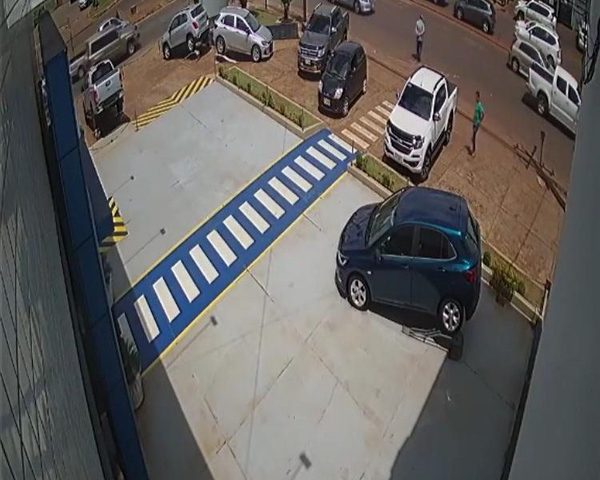 Hurtan dinero de camioneta estacionada