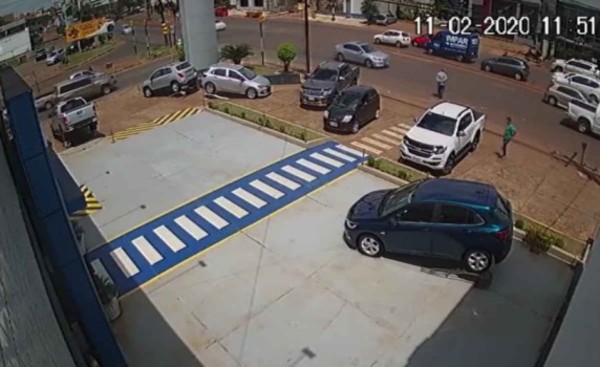 Hurtan dinero de una camioneta frente a concesionaria
