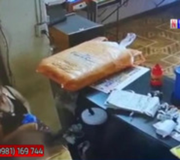 Descuidista en acción: Así una mujer hurta un celular - Paraguay.com