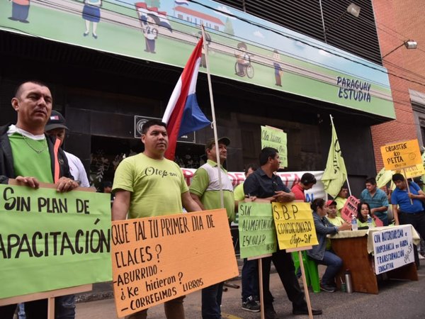 OTEP-SN protesta frente al MEC ante carencias de sistema educativo