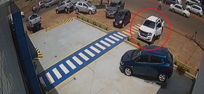Inhibidor de señales en acción: En segundos roban dinero de camioneta | Noticias Paraguay