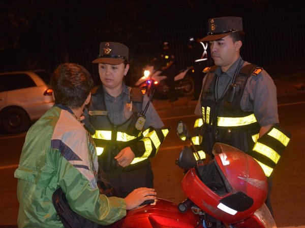 Quiso adelantarse y atropelló a una inspectora de la Caminera