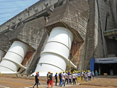 Itaipú reduce pago por horas extras para destinar a inversiones sociales