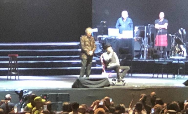 HOY / En el día de su cumpleaños y mientras cantaba con Serrat, Sabina cayó del escenario