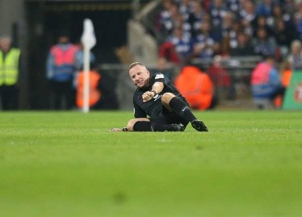 HOY / Quejas hacia un árbitro de la Premier League por su actitud irrespetuosa