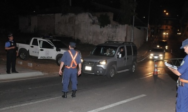 Acusan a policías de coimear y acosar en plena barrera