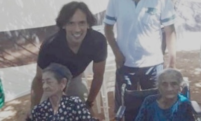 Roque Santa Cruz visitó a 2 abuelitas fanáticas del Olimpia