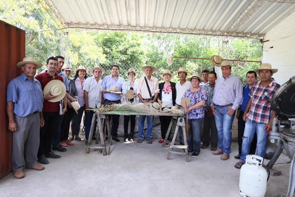 IPA se reúne con comunidades artesanas y gobernación de Ñeembucú para proyectos conjuntos | .::Agencia IP::.