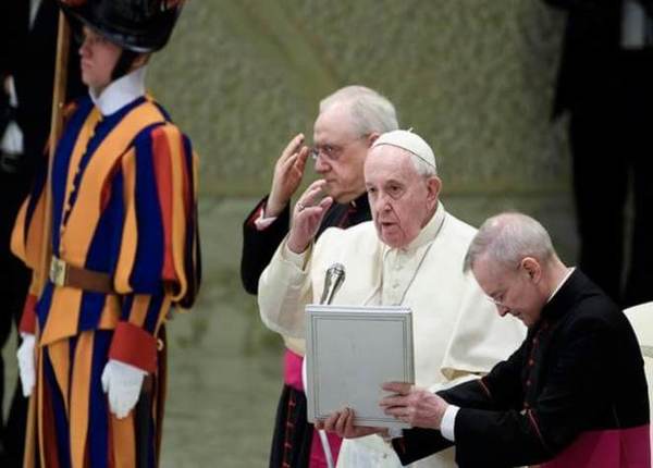 Papa Francisco cierra la posibilidad de ordenar sacerdotes a hombres casados | .::Agencia IP::.