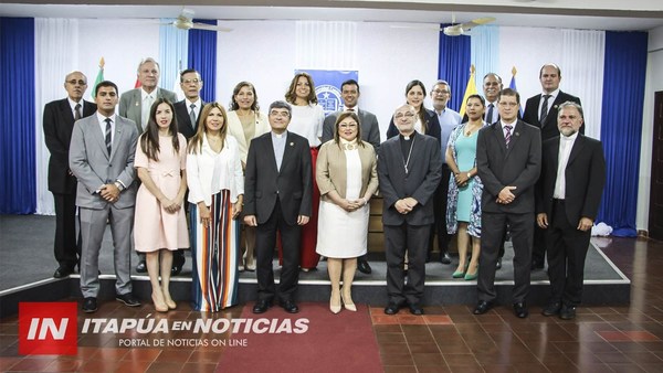 EMOTIVO ACTO DE POSESIÓN DE CARGOS EN LA UCI