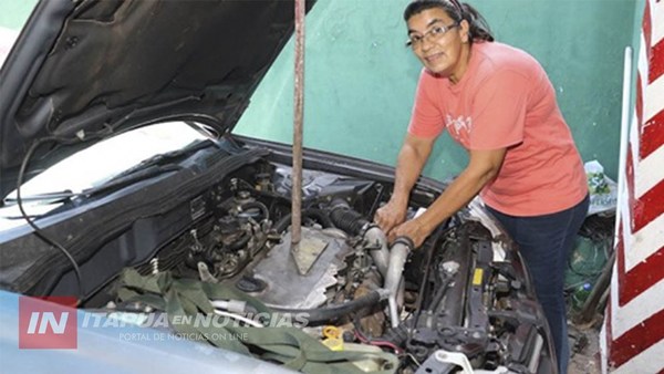 MUJER CUMPLE 40 AÑOS COMO ELECTRICISTA DE AUTOMÓVILES.