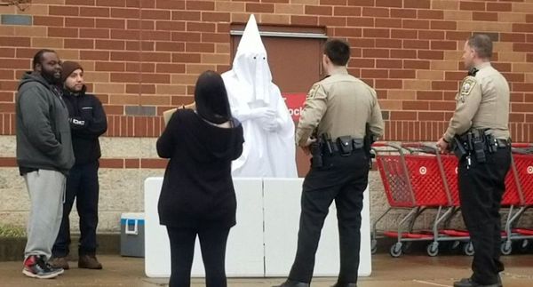 Hombre negro se viste como militante del Ku Klux Klan