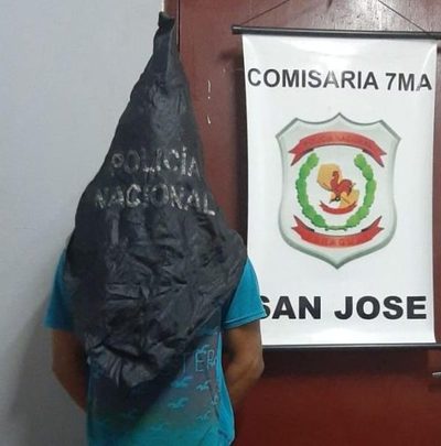 Incautan auto presuntamente robado y detienen a conductor