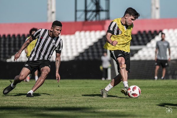 Alexander Mejía renovó su contrato con Libertad