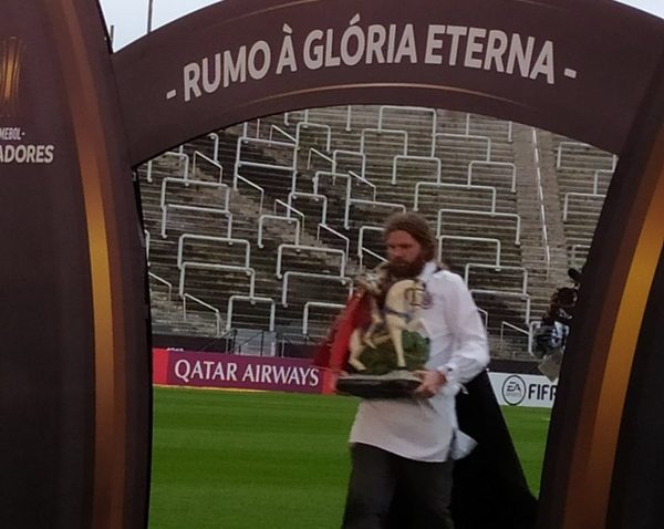 Un brujo apareció en la previa de Corinthians-Guaraní