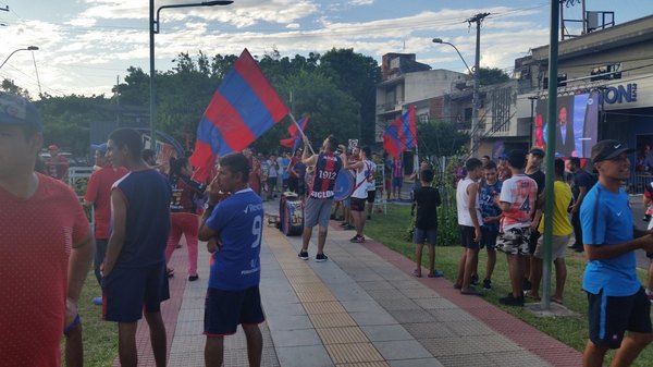 La fiesta de Cerro afuera de La Nueva Olla
