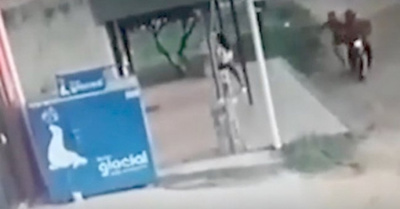 Motochorros balean a una joven en Limpio