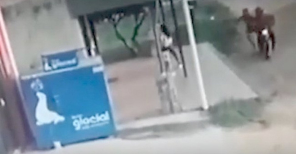 Motochorros balean a una joven en Limpio