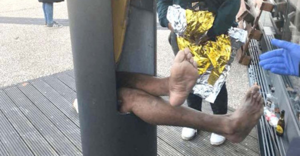 Quedó atrapado en un poste de luz