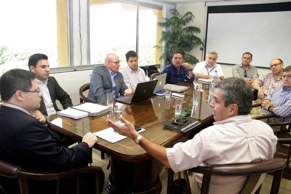 Analizan posibilidad de no aumentar precios de nafta
