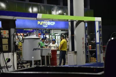 Intentan asaltar una estación de servicios con un arma de juguete - Nacionales - ABC Color