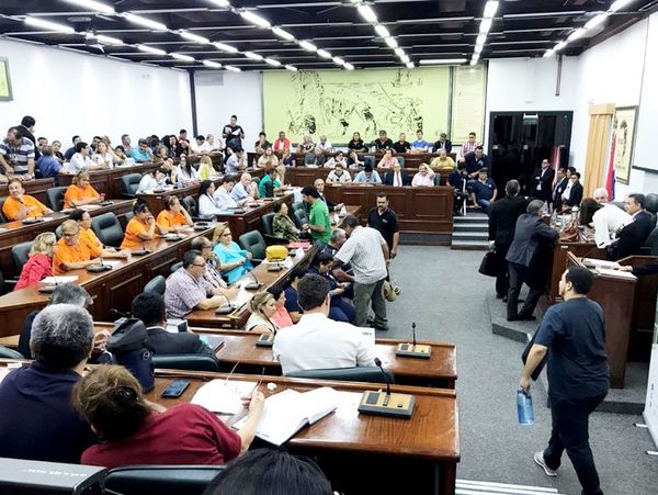 Repudian tercerización de un servicio en IPS - Política - ABC Color