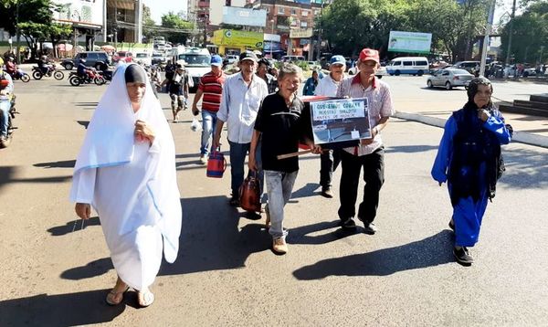 Manifestación para reclamar asistencia monetaria estatal - Interior - ABC Color