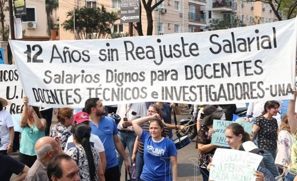 HOY / MEC ejecuta 20.500 embargos judiciales por mora: "G. 1.000 le sobra al docente"