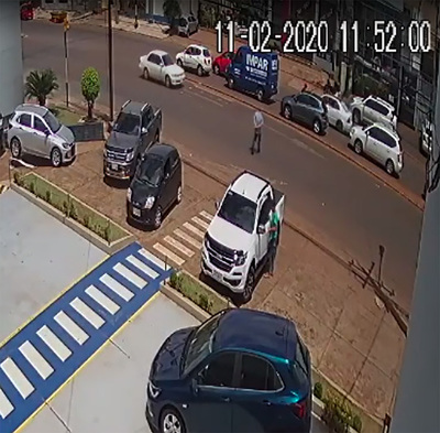 Solitario delincuente roba dinero del interior de una camioneta estacionada