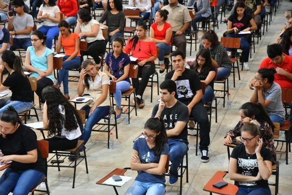 En primer día, 1.300 jóvenes postularon a Becas Itaipu-Becal