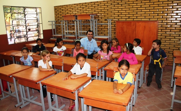 Docentes amenazan con no iniciar clases si Petta no cambia los libros con errores