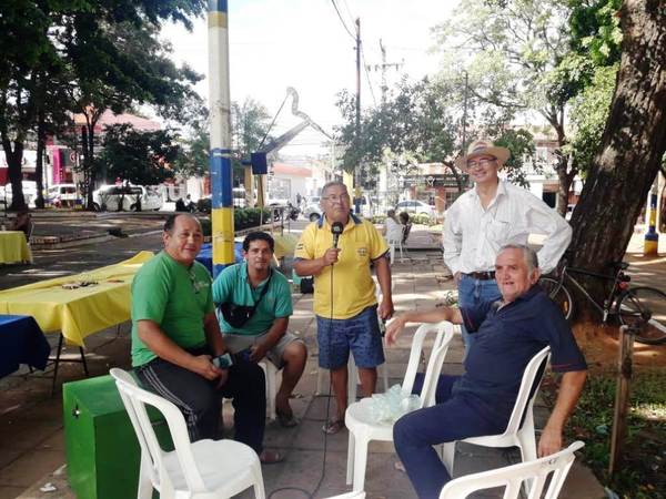 Feria de los enamorados bajo árboles •