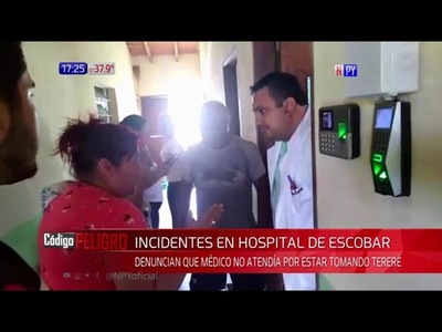 TOMANDO TERERÉ, MÉDICO PIDE ESPERAR MEDIA HORA MÁS A PACIENTE