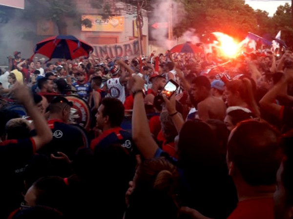 Los hinchas del Ciclón celebran la clasificación en las calles