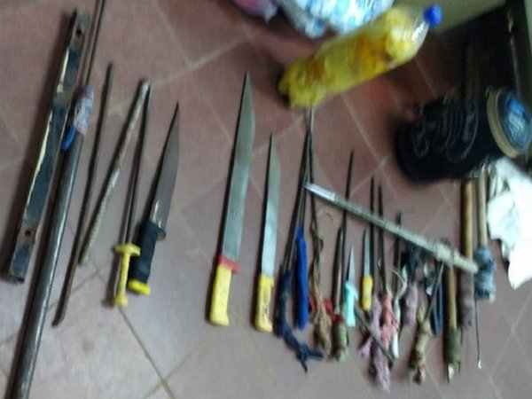 Incautan 16 estoques y cinco machetes en penal de San Pedro