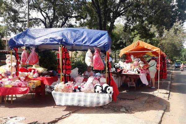 “Fluye” el amor en Luque: Peluches, flores y bombones para enamorados •