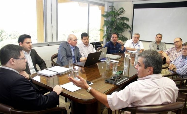 HOY / Tras reunión de empresarios  de combustibles y SET, no  subirá precio de la nafta