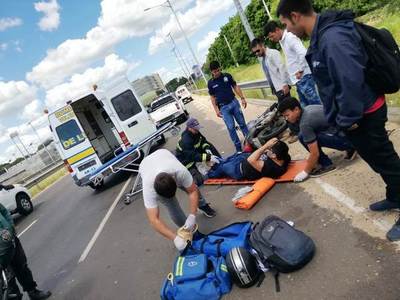 Motociclista sufre accidente cerca de la Conmebol •