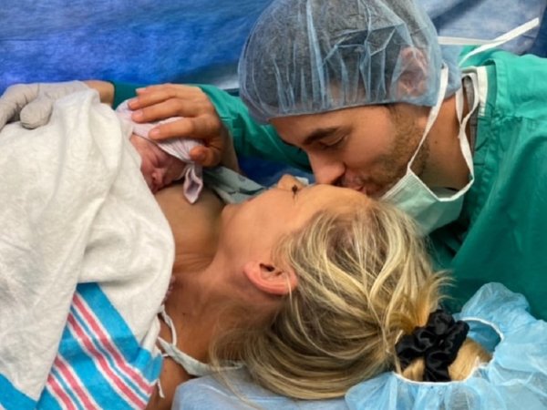 Anna Kournikova y Enrique Iglesias presentan a su tercera hija en Instagram